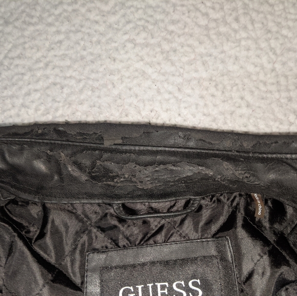 Guess jacket with some crumbling in neck area - Picture 9 of 10